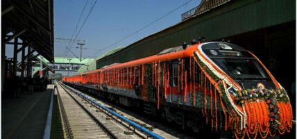 रणनीतिक रेलवे उद्घाटन गर्न भारतीय प्रधानमन्त्री मोदी काश्मीरमा