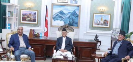 तीन दलका शीर्ष नेताको बैठक स्थगन