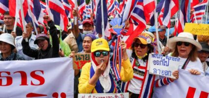 थाइल्यान्डका ‘पहेँलो सर्ट’ हरू सडकमा, प्रधानमन्त्रीको राजीनामा माग
