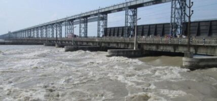 महाकालीमा पानीको बहाब बढ्यो, चारपाङ्ग्रे सवारीसाधन आवतजावतमा रोक