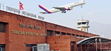 विमानस्थलमा अलपत्र परेका यात्रु उड्न थाले