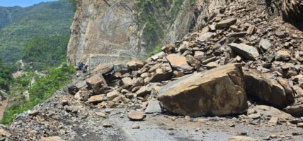 नारायणढ–मुग्लिन सडक खण्ड अवरुद्ध