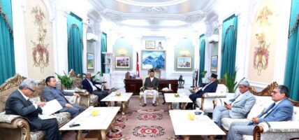 सिंहदरबारमा प्रधानमन्त्रीसहित तीन दलका शीर्ष नेताहरूको बैठक