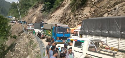 पहिरोले कर्णाली राजमार्ग अवरुद्ध