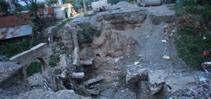 भत्किएको पुल पुन:निर्माण नहुँदा जोखिमयुक्त यात्रा गर्न बाध्य छन् धरान हरियालीका स्थानीय