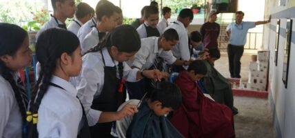 विद्यार्थीलाई कपाल काट्ने तालिम
