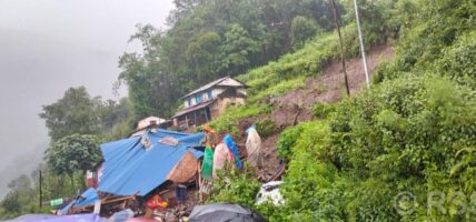 पर्वतको लाङ्दी पहिरो : पुरिएका दम्पतीमध्ये श्रीमान् मृत फेला, श्रीमतीको खोजी जारी