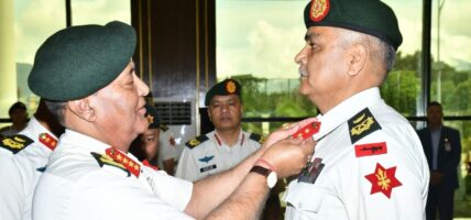 प्रधानसेनापतिद्वारा खत्रीलाई उपरथीको दर्ज्यानी चिन्ह प्रदान