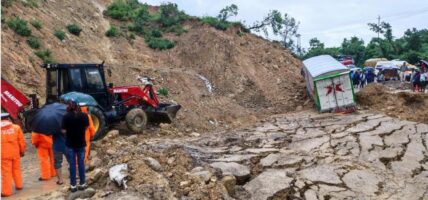 ढीपहिरोले प्रमुख दश राजमार्ग पूर्ण रूपमा अवरुद्ध