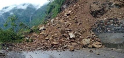 पहिरोले तातोपानी नाका पूर्णरूपमा अवरुद्ध