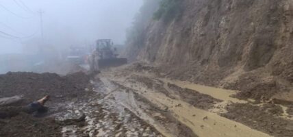 दाउन्नेमा पहिराले नारायणघाट बुटवल सडक अवरुद्ध