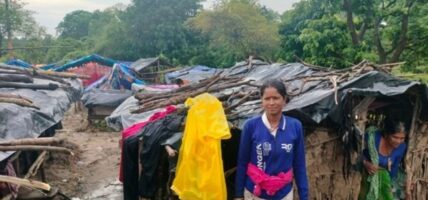 बाढीको जोखिमले राजमार्ग छेउ बस्न बाध्य वनहराका भूमिहीन परिवार