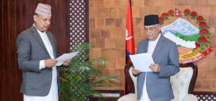 कुलपतिसमक्ष त्रिविका उपकुलपतिको सपथ