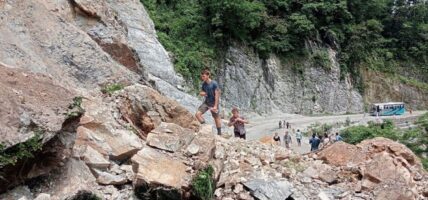 वर्षाका कारण देशभरका आठ राजमार्ग पूर्ण रूपमा अवरुद्ध
