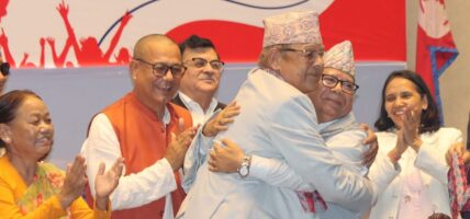 एकीकृत समाजवादी र नेकपा एकता राष्ट्रिय अभियानबिच एकता घोषणा, मञ्चमै अँगालोमा बेरिए माधव र बामदेव