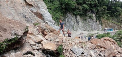 वर्षाका कारण देशभरका आठ राजमार्ग अवरुद्ध