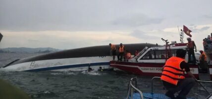 भियतनाममा पर्यटक सवार डुङ्गा पल्टिँदा कम्तीमा ३७ जनाको मृत्यु