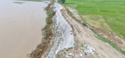 राप्ती नदीमा आपत्कालीन तटबन्ध निर्माण