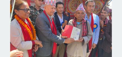 काभ्रेका भुम्लुबासीले ५० वर्षपछि पाए लालपूर्जा