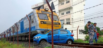 जनकपुरमा रेल र कार ठोक्किए