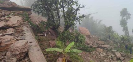 पहिरोले मध्यपहाडी लोकमार्ग अवरुद्ध, बोलबमका लागि हलेसी आउने तीर्थालु अलपत्र