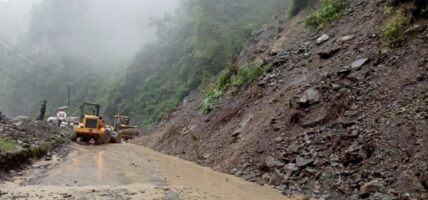 बाढी पहिराले देशभरका विभिन्न नौ सडकखण्ड पूर्ण अवरुद्ध : सडक विभाग