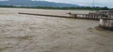 महाकालीमा पानीको प्रवाह बढेपछि सवारी साधन सञ्चालनमा रोक