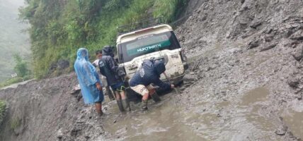 पहिरोले बेनी–जोमसोम सडकको यात्रा असहज बन्दै