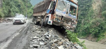 ट्रकमा ढुङ्गा खस्दा तीन जना घाइते