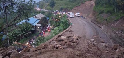 पहिरोले कोदारी राजमार्ग अवरुद्ध: छ सय ‘कन्टेनर’ सीमापारि