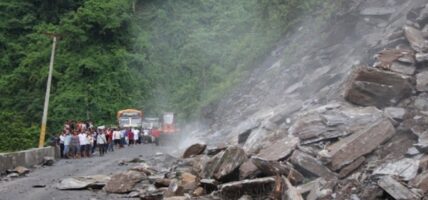 पहिरोले उत्तर–दक्षिण कोशी राजमार्ग अवरुद्ध