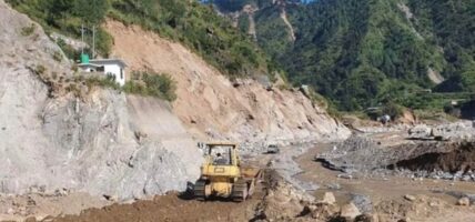 बाढीपहिरोले १० राजमार्ग ठप्प, १ सय ५८ आंशिक सञ्चालनमा