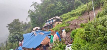 पहिरोले एक पसलमा क्षति, आठ घर जोखिममा, सडक अवरुद्ध