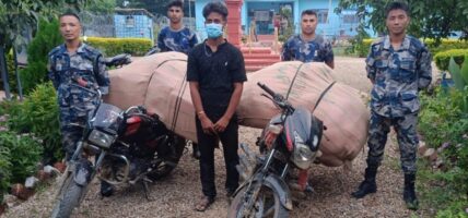 भन्सार छलीका कपडा र मोटरसाइकलसहित युवक पक्राउ