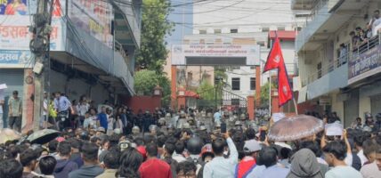 जेनजी प्रदर्शन :भरतपुर महानगरपालिका तोडफोडको प्रयास, प्रहरीद्वारा अश्रुग्यास प्रहार