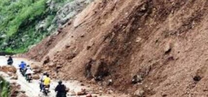 पहिरोले महकाली राजमार्ग अवरुद्ध