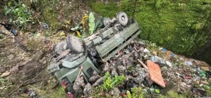 नेपाली सेना सवार ट्रक दुर्घटना हुँदा १६ जना घाइते