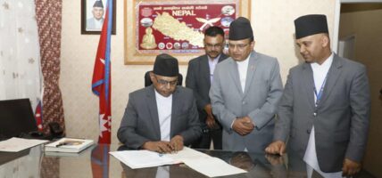 तीन वटा मन्त्रालयको जिम्मेवारी पाएका मन्त्री सिन्हाले गरे पदभार ग्रहण