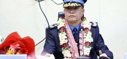 नवनियुक्त प्रहरी महानिरीक्षक चन्द्रकुवेर खापुङलाई दर्ज्यानी चिह्न प्रदान