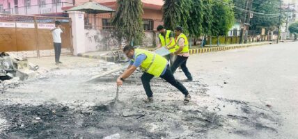 मकवानपुरका पत्रकारले सफा गरे सडक