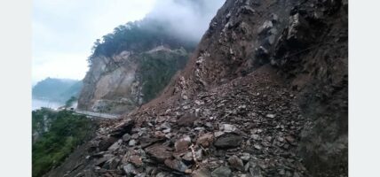 नारायणगढ –मुग्लिन सडकखण्ड अन्तर्गत तुइन खोला पुल नजिकै पहिरो :सवारी आवागमन पूर्ण रूपमा अवरुद्ध