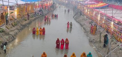 मिथिलामा आज अस्ताउँदो सूर्यलाई अर्घ दिँदै चैती छठ पर्व मनाइँदै