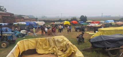 धान बेच्न किसान रातभर लाइनमा, सरकारी खरिद केन्द्रमा भीड