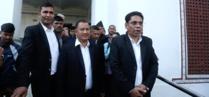 विप्लव नेतृत्वका नेताहरूले निर्वाचन आयोग पुगेर सनाखत गरे ।