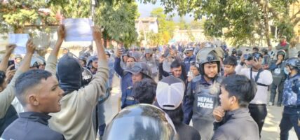 एमाले नेता महेश बस्नेतलाई सुर्खेतमा पनि अवरोध प्रयास