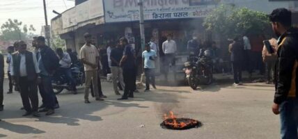 मधेस प्रदेशको मुख्यमन्त्री कार्यालय अगाडि टायर बालेर प्रदर्शन,कार्यालय पनि तोडफोड