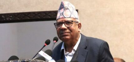 ओलीलाई माधव नेपालले भनेः कतिपयको होस हवास उडेको छ, गाली गर्न पर्दैन, हामीलाई धन्यवाद दिनुस्
