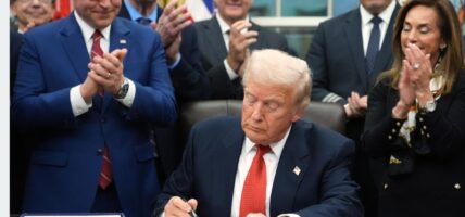 राष्ट्रपति ट्रम्पद्वारा ४३ दिनको शटडाउन अन्त्य गर्दै सरकारी कोष विधेयकमा हस्ताक्षर