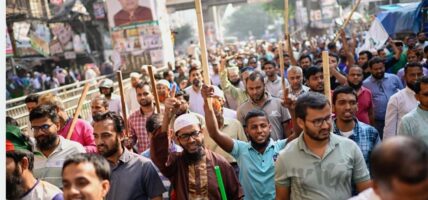 हसिना मुद्दाको विरोधमा अवामी लिगद्वारा आह्वान गरिएको ‘लकडाउन’ ले बङ्गलादेश ठप्प