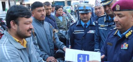 ट्राफिक प्रहरीद्वारा फेला परेका सवारीसाधान हस्तान्तरण